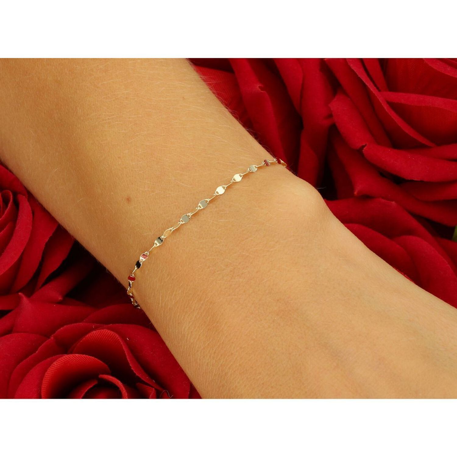 Delikatna złota bransoletka damska próby 585 złożona z drobnych blaszek. Długość 19 cm, waga 0,67 g, szerokość 1,7 mm, zapięcie na karabińczyk. 1.jpg